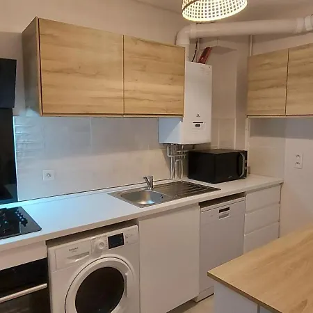 Lägenhet Idealement Situe, Vue Et Port, Proche Centre